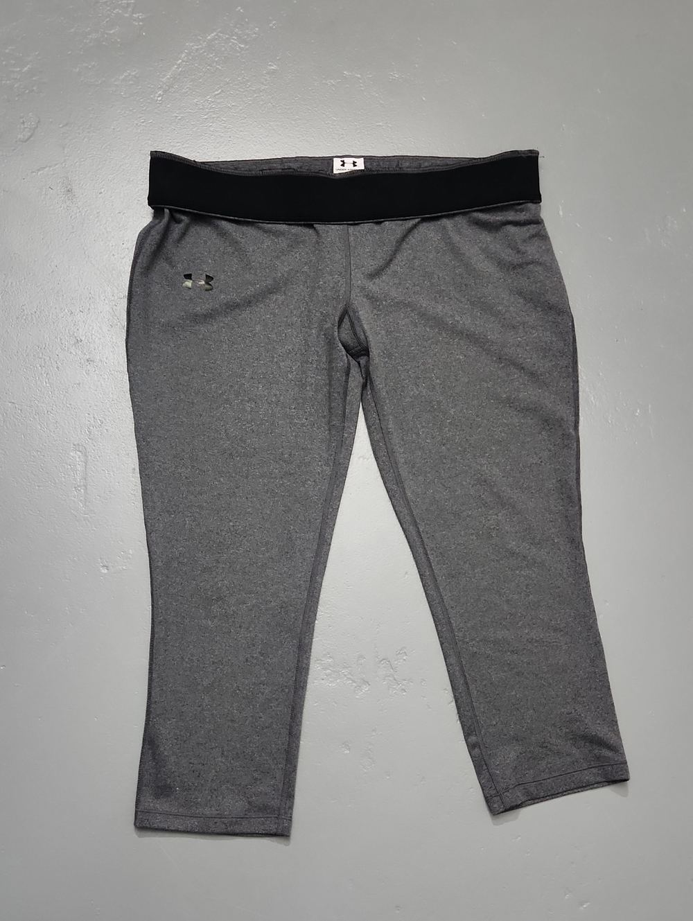 Under Armour Fitted Heatgear Cropped Athletic Gray Soft & Stretchy Legging EUC